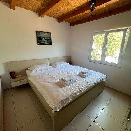 Kuca Za Odmor Buba, Otok Zut Pristanisce Exterior foto